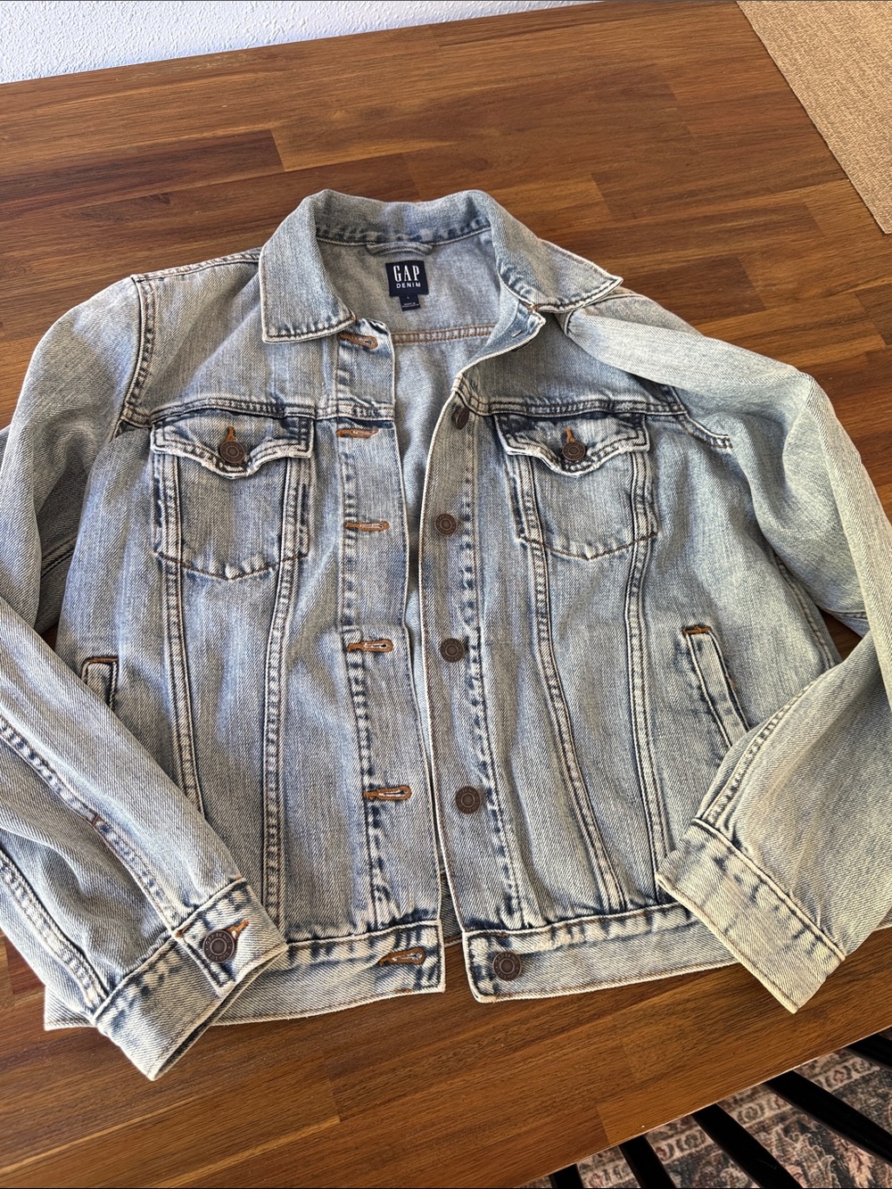 GAP Light Wash Blue Denim Jacket - Women's Trucker